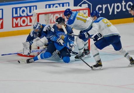Чемпионы мира после сенсационного поражения от Казахстана одержали вторую победу на ЧМ по хоккею