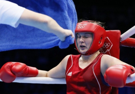 Призерка Олимпиады из Казахстана раздельным решением уступила узбечке и осталась с "бронзой" ЧА по боксу