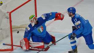 Казахстан забросил семь шайб и заставил Италию заменить вратаря в матче ЧМ по хоккею