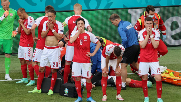 "Был пульс, но пропал". Как спасали от сердечного приступа  футболиста сборной Дании на матче Евро