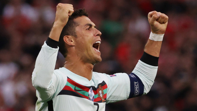 Португалия начала защиту титула чемпиона Европы с победы в матче с дублем Роналду