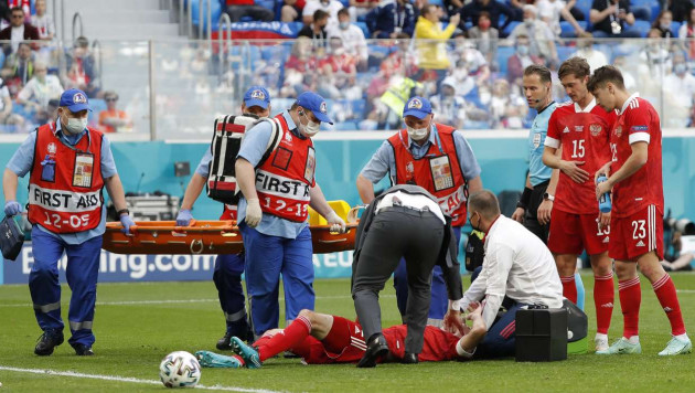 Одноклубника Зайнутдинова унесли на носилках с поля в матче Евро-2020