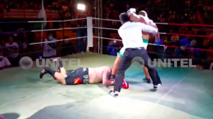 Боксер отправил соперника в нокдаун и начал добивать лежачего ногами