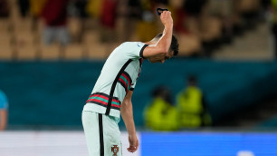Роналду швырнул на поле капитанскую повязку после вылета Португалии с Евро-2020