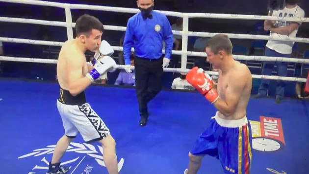 Бой двух казахстанцев на вечере бокса в Алматы закончился неожиданным исходом