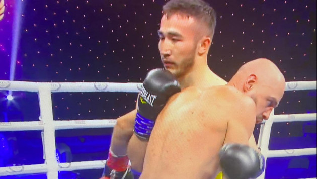 Казахстанский боксер нокаутировал россиянина и выиграл 7-й бой в профи