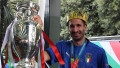 Капитан сборной Италии после победы на Евро-2020 забрал чемпионский кубок в постель