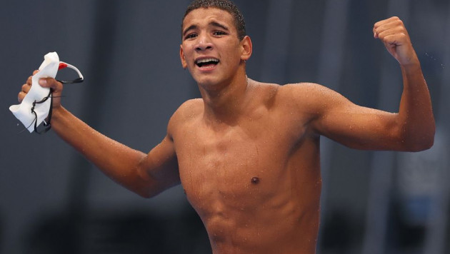 18-летний пловец выиграл "золото" Олимпиады-2020