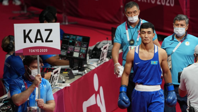 Аманкул выиграл у узбекского боксера с нокдауном и стал первым четвертьфиналистом Олимпиады от Казахстана