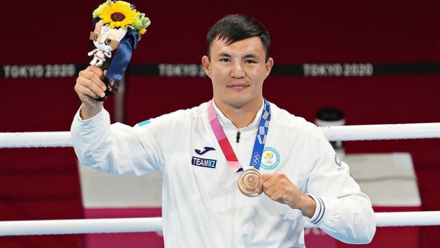 Капитану сборной Казахстана по боксу подарили новую Toyota Camry. Он сенсационно проиграл в полуфинале Олимпиады