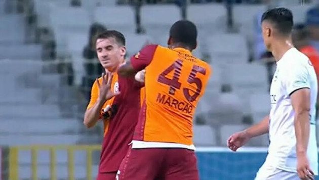 Защитник "Галатасарая" подрался с одноклубником во время матча и был удален