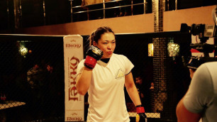 Казахстанка "Бопай" победила девушку-бойца из Узбекистана на турнире в Алматы