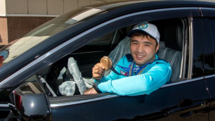 Автору первой медали Казахстана на Олимпиаде-2020 подарили еще один новый автомобиль