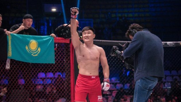 Казахстанский боец ММА встретился с соперником перед боксерским поединком