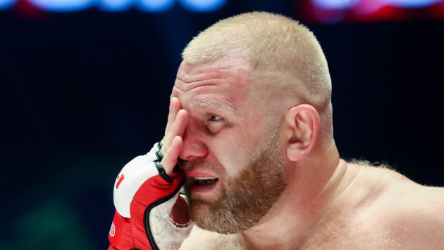 Известный российский боец за секунду до конца раунда проиграл главный поединок турнира Bellator
