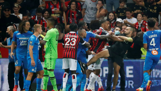 Экшен во Франции: матч прервали из-за массовой драки футболистов и выбежавших на поле болельщиков