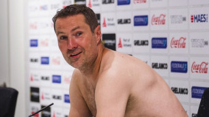 Тренер пришел голым на пресс-конференцию после выхода клуба в группу Лиги Европы