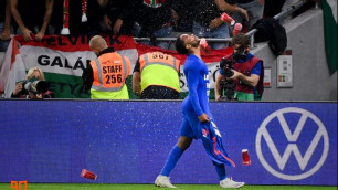 Футболистов сборной Англии забросали пластиковыми стаканчиками во время матча