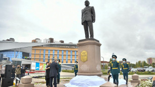 В столице Казахстана открыли памятник Жаксылыку Ушкемпирову