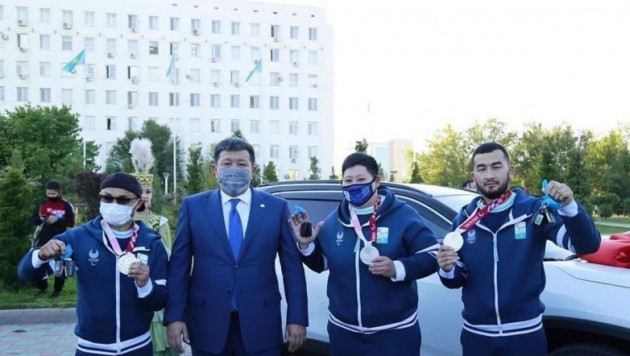 Призеры Паралимпиады-2020 из Казахстана получили ключи от квартир и машин