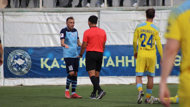 Симуляция, наезд на болл-боя и драка, или за что получили карточки футболисты в матче "Каспий" - "Астана"