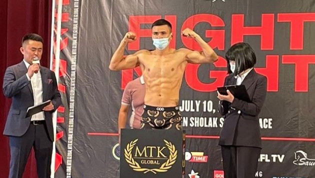 Казахстанский боксер провел тренировку с претендентом на звание абсолютного чемпиона