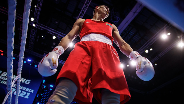 Казахстанский боксер отправил в нокдаун чемпиона мира и одержал вторую победу на ЧМ-2021