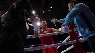21-летний дебютант сборной Казахстана отправил соперника в нокдаун и одержал третью победу на ЧМ по боксу