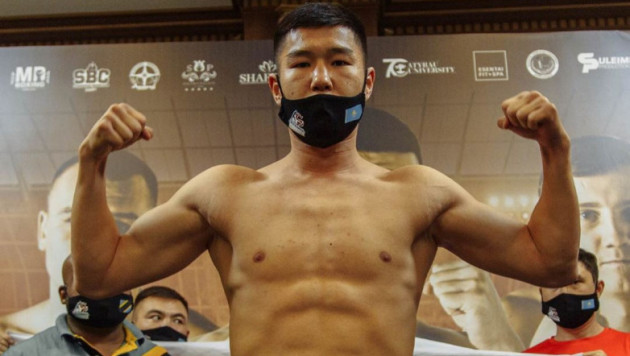 Чемпион мира из Казахстана победил узбекского боксера и выиграл третий бой в профи