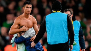 Маленькая девочка прорвалась на поле в матче Португалии, чтобы обнять Роналду