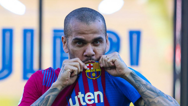 Самый титулованный футболист мира вернулся в "Барселону". Появился на презентации в шлепанцах и высказался о Месси
