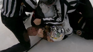 В НХЛ хоккеист укусил соперника во время драки на льду