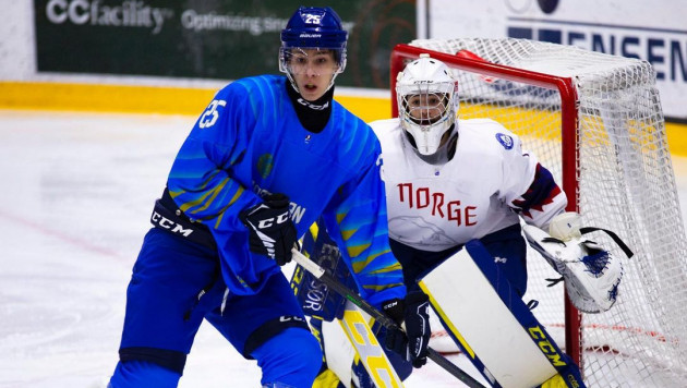 Казахстанская "молодежка" пропустила четыре гола за период и потерпела первое поражение на ЧМ по хоккею