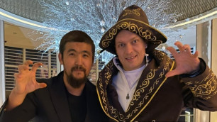 Дикий Арман подарил казахский чапан абсолютному чемпиону по боксу