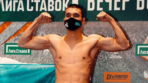 Чемпион Азии из Казахстана деклассировал в первом раунде колумбийского нокаутера