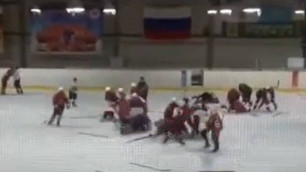 Хоккеисты устроили массовую драку во время матча