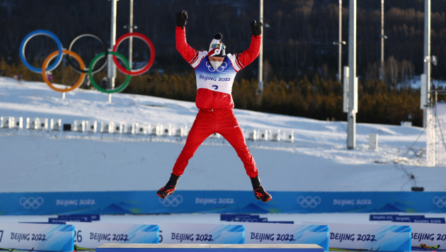 Выигравший первое золото России на ОИ-2022 спортсмен сломал пьедестал от радости