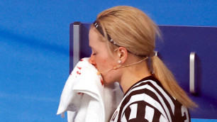 Хоккеистка разбила клюшкой лицо рефери в матче Олимпиады-2022