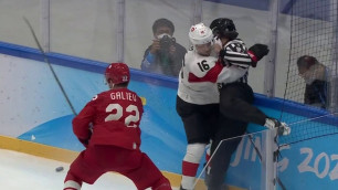Хоккеист силовым приемом свалил судью на лед в матче Олимпиады-2022