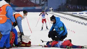 Биатлонистка потеряла сознание на финише гонки на Олимпиаде-2022. Ее унесли на руках