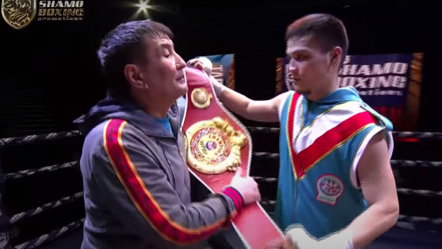 Появилось видео мощного нокаута от казахстанца в бою за титул чемпиона мира