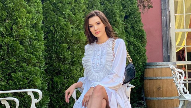 Сабина Алтынбекова похвасталась отменной фигурой в шикарном платье
