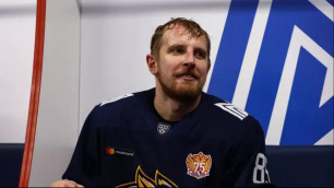 Тренер клуба КХЛ рассказал о состоянии защитника сборной Казахстана после попадания шайбы в голову