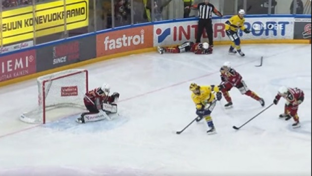 Видео гола, или как казахстанский хоккеист в золотом шлеме помог разгромить фаворита Финляндии в плей-офф