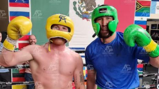 Казахстанский боксер восхитился "Канело" после совместных спаррингов