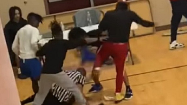 14-летние баскетболисты повалили судью на пол и жестко его избили