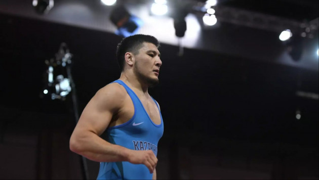Казахстан выиграл первое золото в вольной борьбе на ЧА-2022