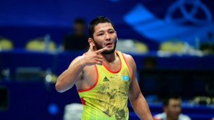 Казахстанец сенсационно забрал медаль в концовке на ЧА по борьбе