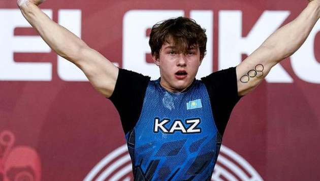 18-летний казахстанец с "украденной" попыткой выиграл медаль на ЮЧМ по тяжелой атлетике