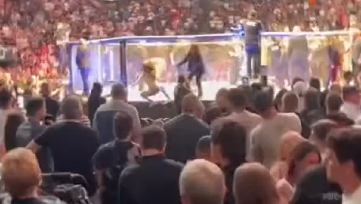 Фанатка попыталась попасть в октагон на UFC 274 и жестко поплатилась (ВИДЕО)